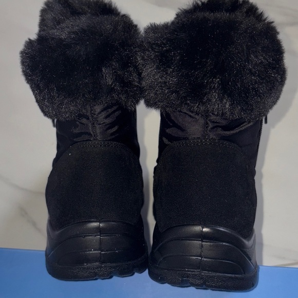 Easy Dry by Easy Street Women’s Ankle Boots with Faux Fur Size 7M - Picture 3 of 15